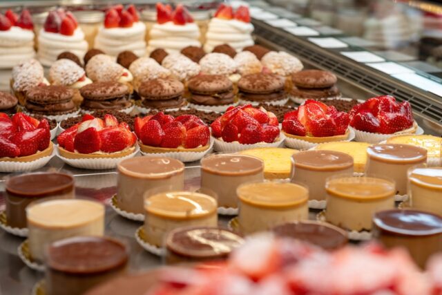 A,Selection,Of,French,Inspired,Individual,Handmade,Desserts,With,Chocolate postre