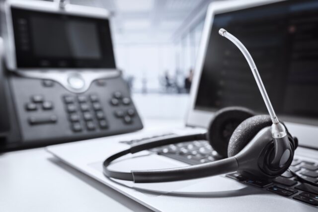 Headset,,Laptop,Computer,And,Landline,Telephone,Customer,Service,Helpdesk,Background salvado por la operadora