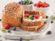 Granola y Pancitos integrales con frutas granola