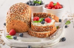 Granola y Pancitos integrales con frutas granola