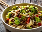 Salteado de carne a la naranja con brócoli y morrón salteado