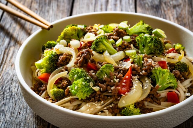 Ground,Beef,And,Broccoli,Noodles,On,Wooden,Table salteado