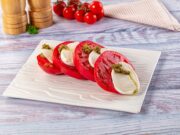 Tomates cherry rellenos con crema de queso al pesto tomates