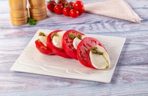 Tomates cherry rellenos con crema de queso al pesto tomates