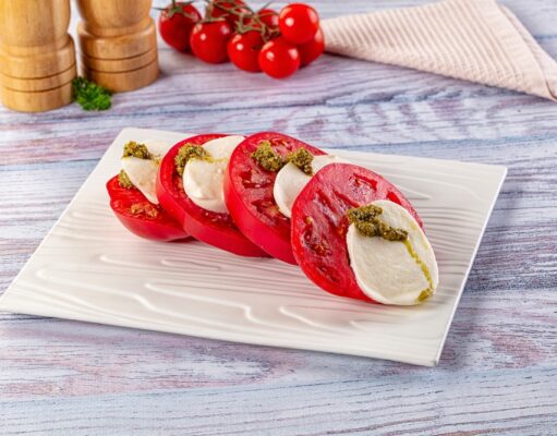 Tomates cherry rellenos con crema de queso al pesto tomates