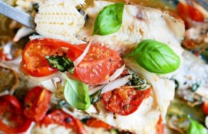 Abadejo con salsa de tomate y cebollas Revista Selecciones