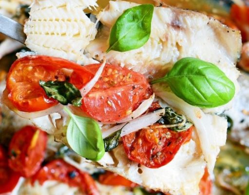 Abadejo con salsa de tomate y cebollas