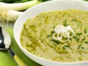 Crema de berro y cebolla con castañas de Cajú