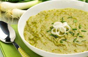 Crema de berro y cebolla con castañas de Cajú Sabor de Casa