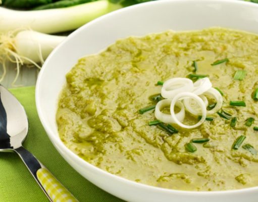 Crema de berro y cebolla con castañas de Cajú