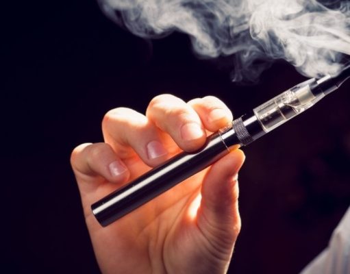 ¿Qué riesgos tienen los dispositivos para fumar?