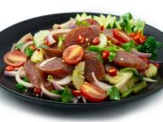 Ensalada caliente de salchicha y cebolla