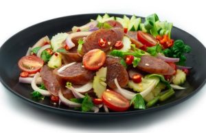 Ensalada caliente de salchicha y cebolla Sabor de Casa