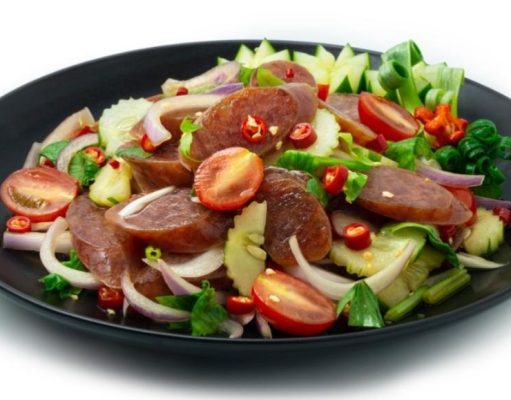 Ensalada caliente de salchicha y cebolla
