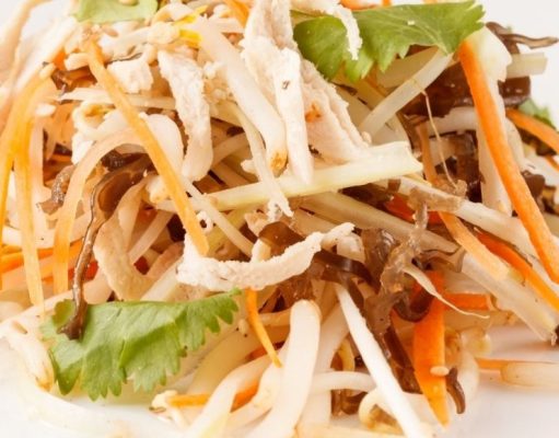 Ensalada de apio, zanahorias y queso cottage