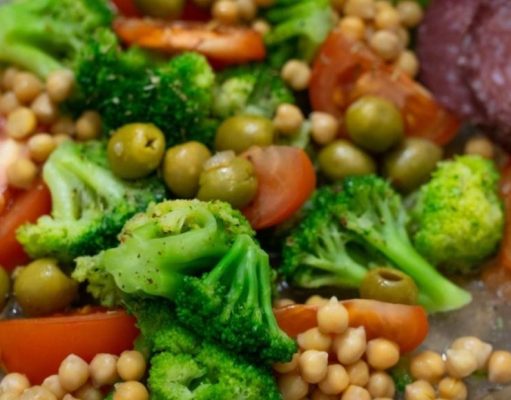 Ensalada de arroz con brócoli y salame