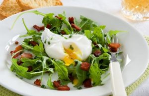 Ensalada de escarola con huevos poché y panceta Sabor de Casa