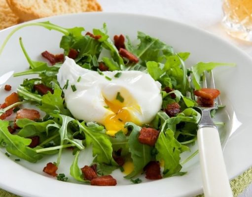 Ensalada de escarola con huevos poché y panceta