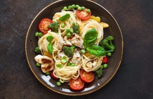 Ensalada de pasta y pollo con albahaca Sabor de Casa