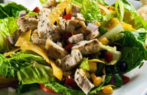 Ensalada mexicana de pollo con salsa Sabor de Casa