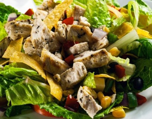 Ensalada mexicana de pollo con salsa
