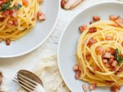 Espaguetis a la carbonara con ensalada de tomates asados