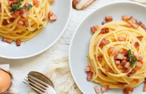 Espaguetis a la carbonara con ensalada de tomates asados Revista Selecciones
