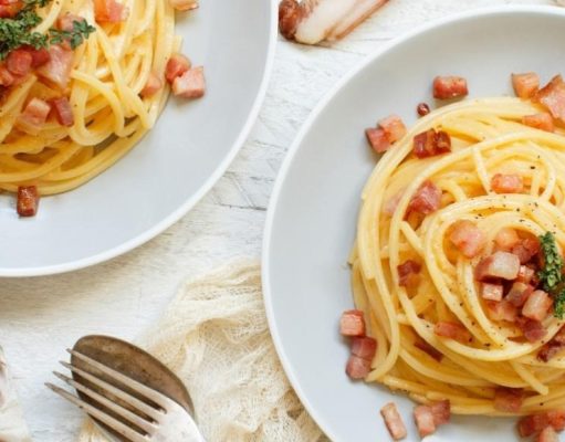 Espaguetis a la carbonara con ensalada de tomates asados