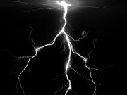 Esto es lo que pasa cuando cae un rayo… ¡Impresionante! Cae un rayo