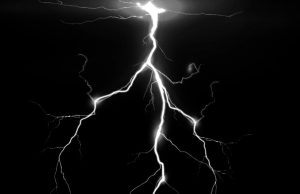 Esto es lo que pasa cuando cae un rayo… ¡Impresionante! Cae un rayo