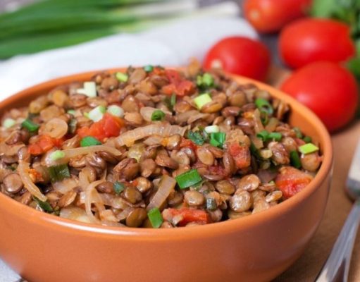 Estofado de lentejas, tomate y cebolla