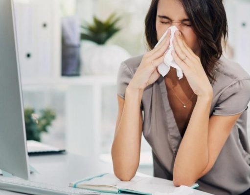 Estoy resfriado, ¿debo tomarme el día o ir a la oficina?