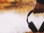 Conozca los riesgos de pasar mucho tiempo con auriculares