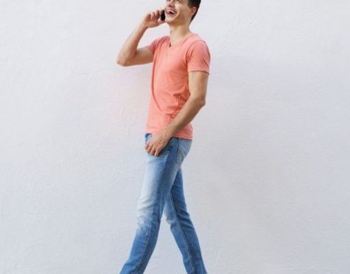 El peligro de hablar por teléfono mientras camina