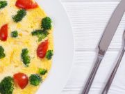 Omelette de brócoli, tomate y queso