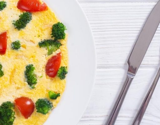 Omelette de brócoli, tomate y queso