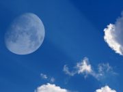 ¿Por qué a veces vemos la luna de día?