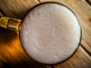 ¿Por qué la espuma de la cerveza es blanca?