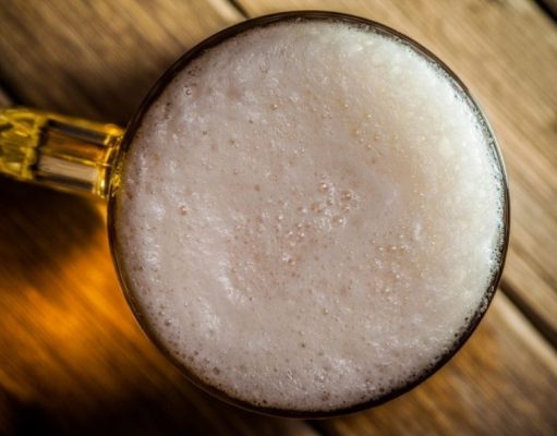 ¿Por qué la espuma de la cerveza es blanca?