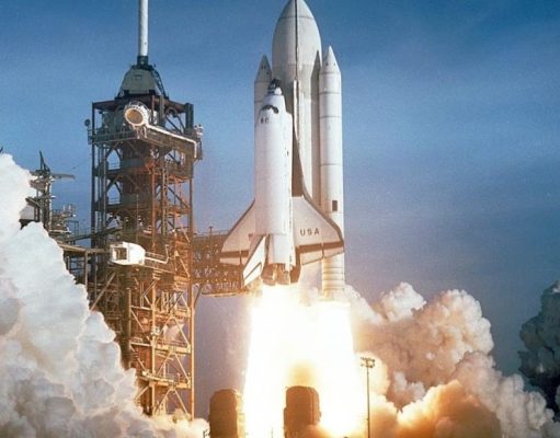 ¿Qué impulsa a un cohete hacia el espacio?