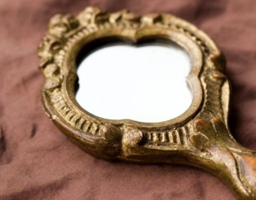 ¿Romper un espejo trae 7 años de mala suerte? Espejo de mano