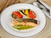 Salmón rosado grillado