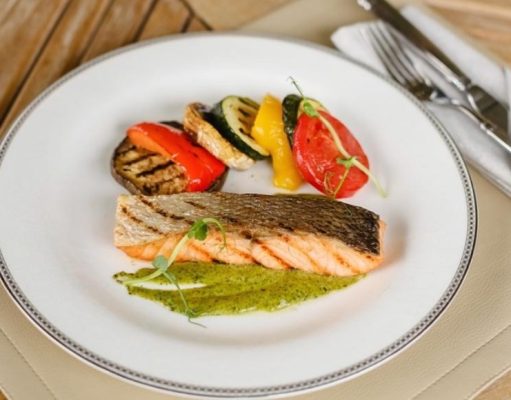 Salmón rosado grillado