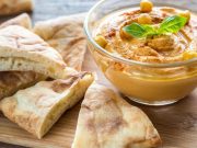 Tostadas de pan pita con queso parmesano