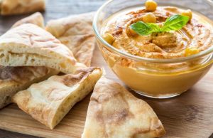 Tostadas de pan pita con queso parmesano Sabor de Casa