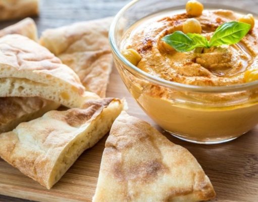 Tostadas de pan pita con queso parmesano