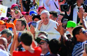 Papa Francisco: 10 años El Papa Francisco entre la multitud.