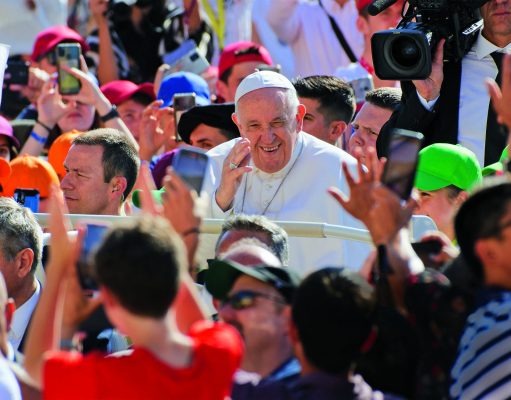 Papa Francisco: 10 años El Papa Francisco entre la multitud.