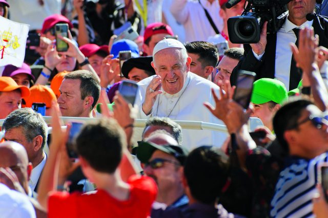 El Papa Francisco entre la multitud.