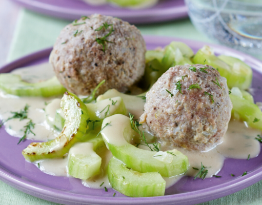 Albóndigas alimonadas con pepinos a la crema